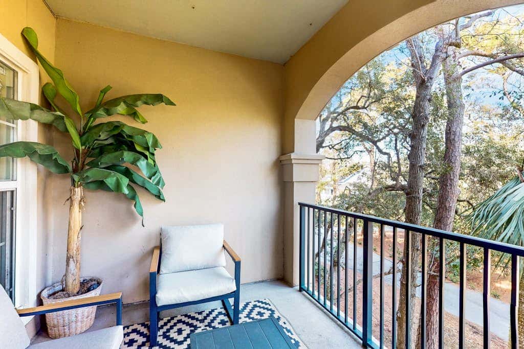 Lovely villa with balcony, rooftop pool, hot tub, & parking - 1 block to beach