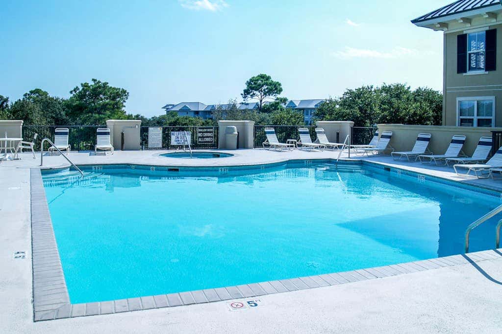 Lovely villa with balcony, rooftop pool, hot tub, & parking - 1 block to beach