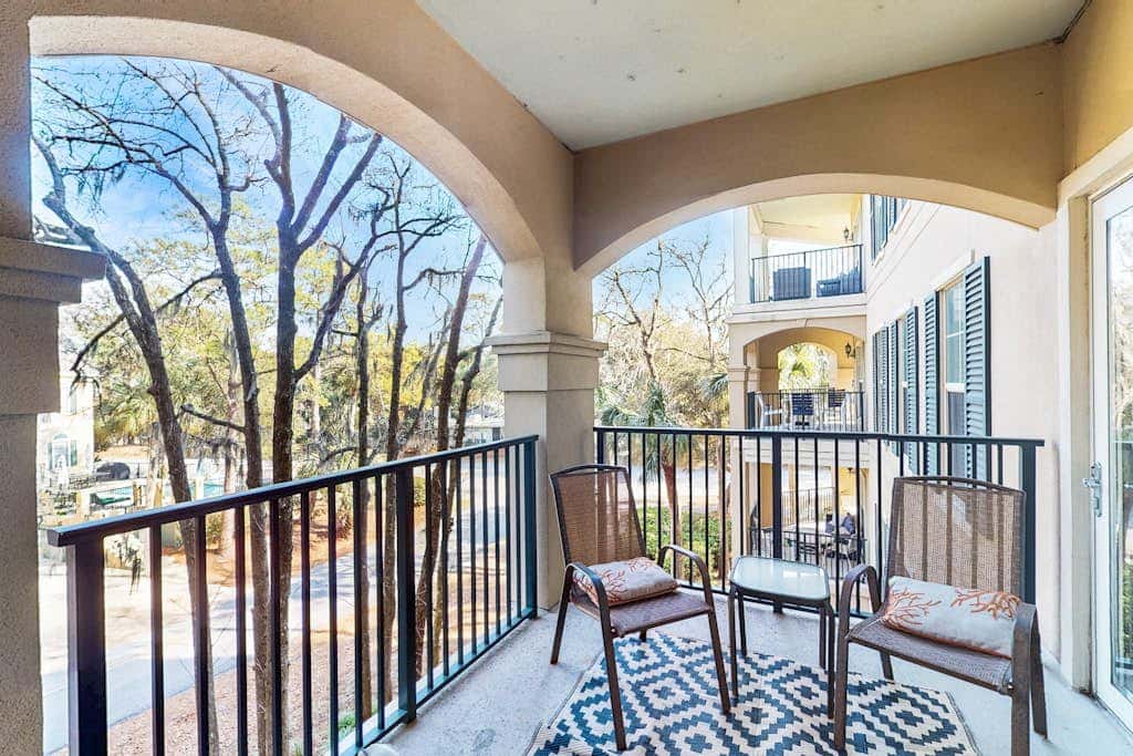 Lovely villa with balcony, rooftop pool, hot tub, & parking - 1 block to beach