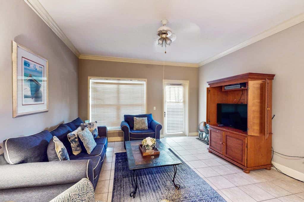 Lovely villa with balcony, rooftop pool, hot tub, & parking - 1 block to beach