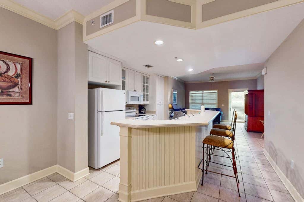 Lovely villa with balcony, rooftop pool, hot tub, & parking - 1 block to beach