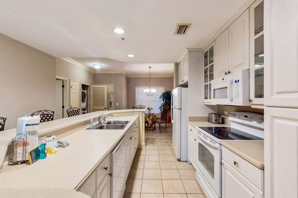 Lovely villa with balcony, rooftop pool, hot tub, & parking - 1 block to beach