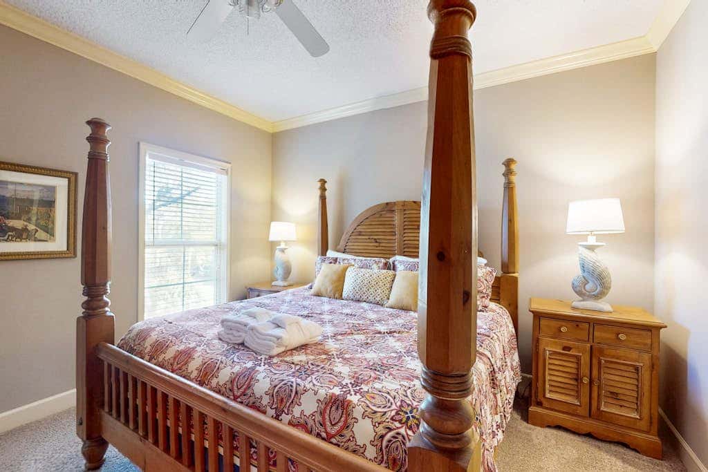 Lovely villa with balcony, rooftop pool, hot tub, & parking - 1 block to beach