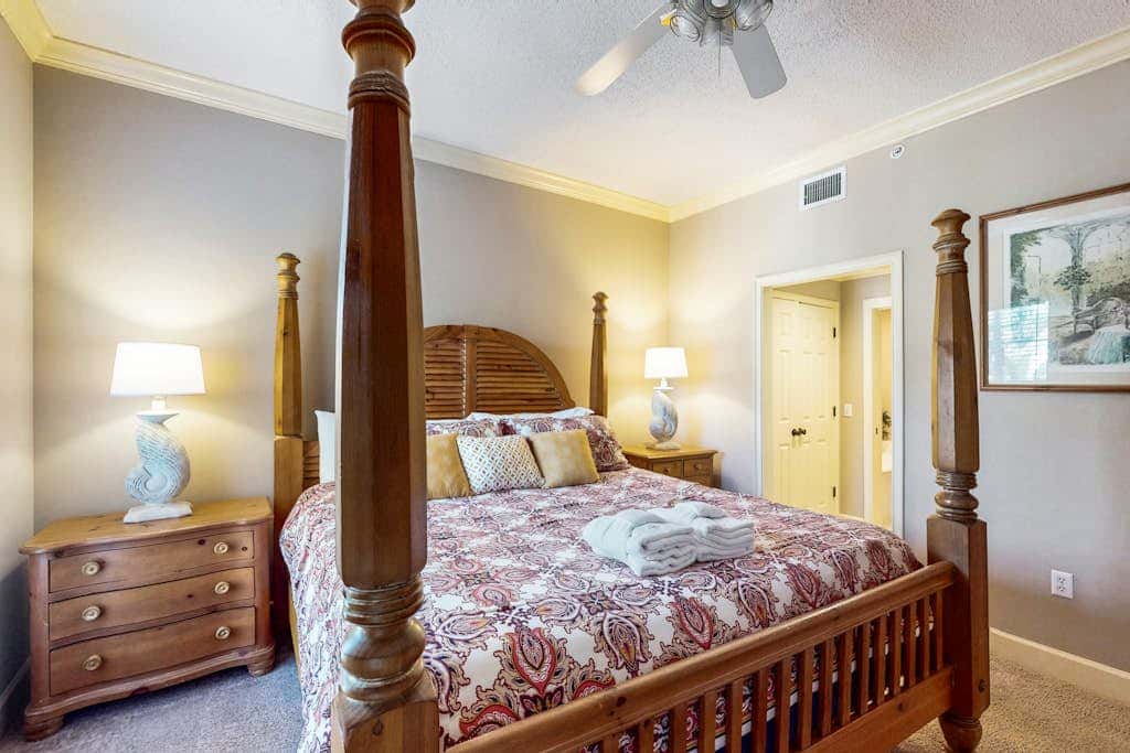 Lovely villa with balcony, rooftop pool, hot tub, & parking - 1 block to beach