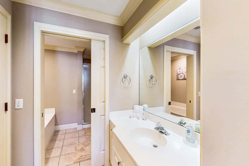 Lovely villa with balcony, rooftop pool, hot tub, & parking - 1 block to beach