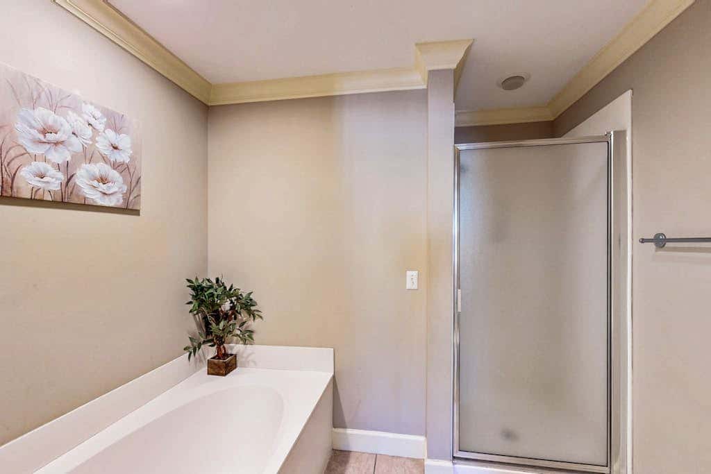 Lovely villa with balcony, rooftop pool, hot tub, & parking - 1 block to beach