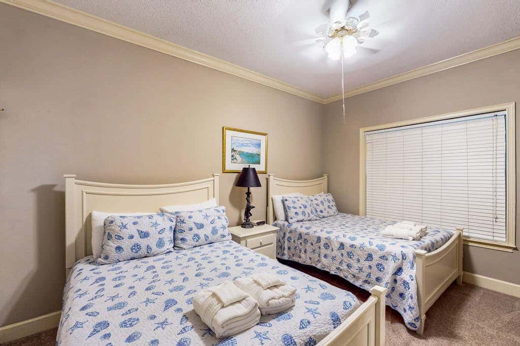 Lovely villa with balcony, rooftop pool, hot tub, & parking - 1 block to beach