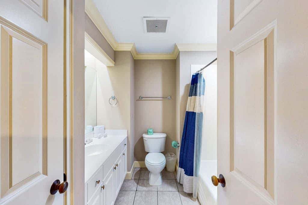 Lovely villa with balcony, rooftop pool, hot tub, & parking - 1 block to beach