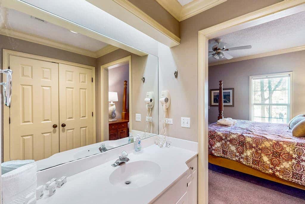 Lovely villa with balcony, rooftop pool, hot tub, & parking - 1 block to beach