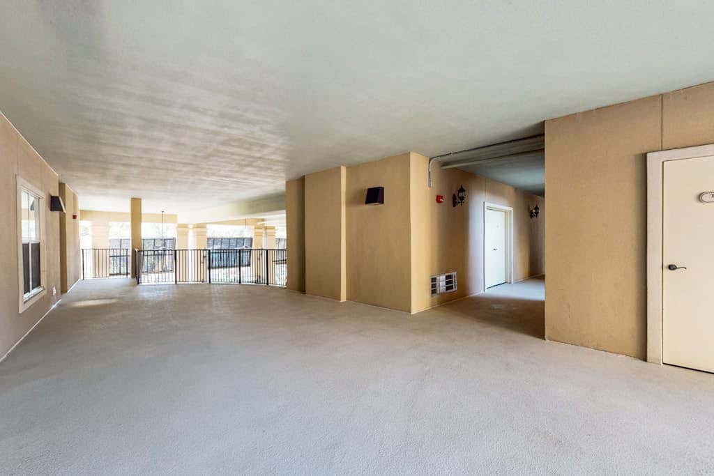 Lovely villa with balcony, rooftop pool, hot tub, & parking - 1 block to beach