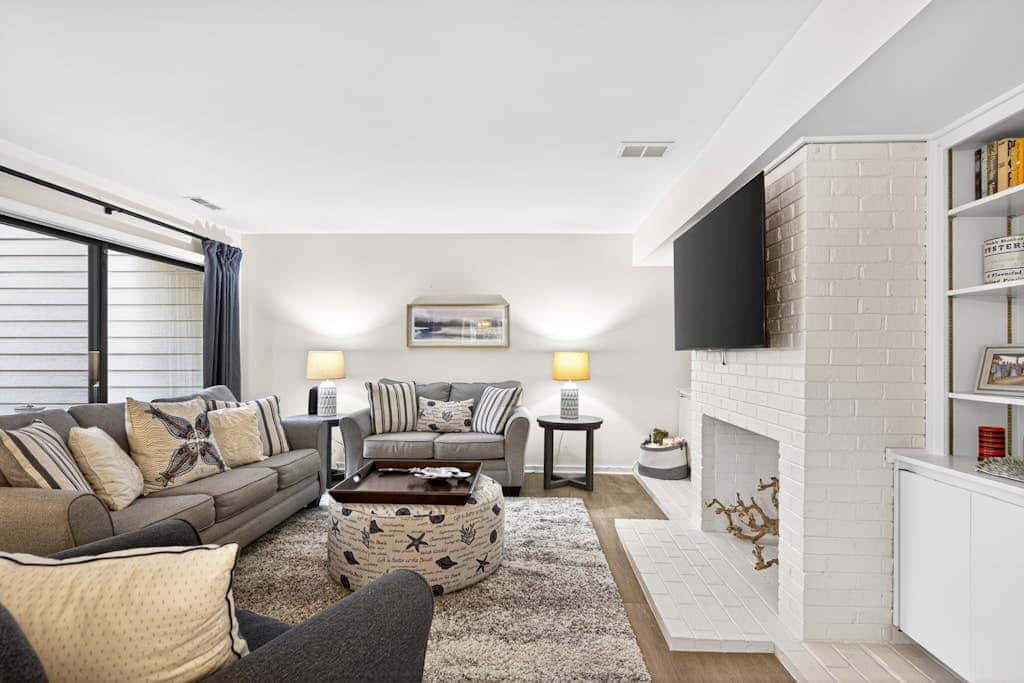 Charming Townhome with Golf Course View,On-site Pool and Short Walk to Beach!