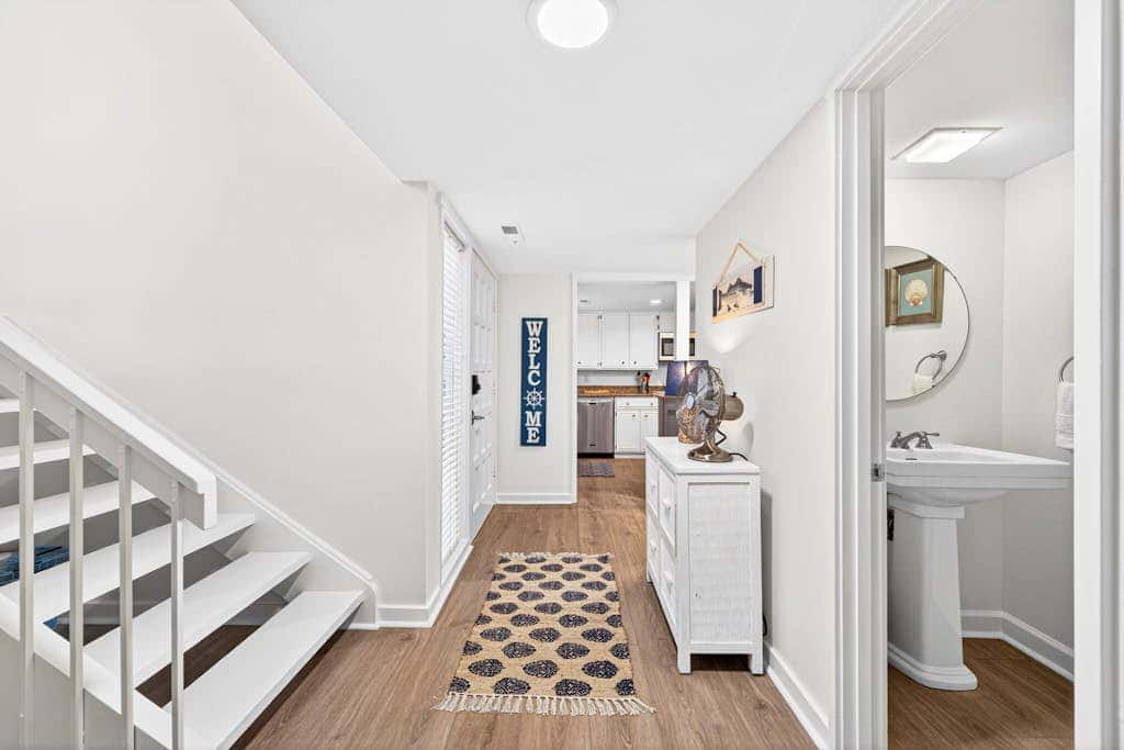 Charming Townhome with Golf Course View,On-site Pool and Short Walk to Beach!