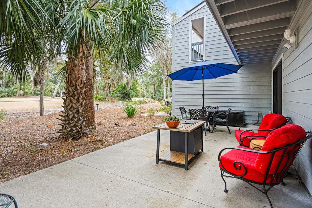 Charming Townhome with Golf Course View,On-site Pool and Short Walk to Beach!