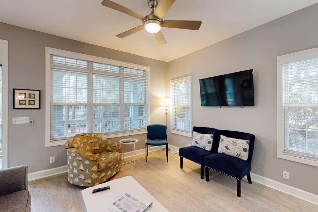 Family Friendly Condo - Across From Islanders Beach Park!