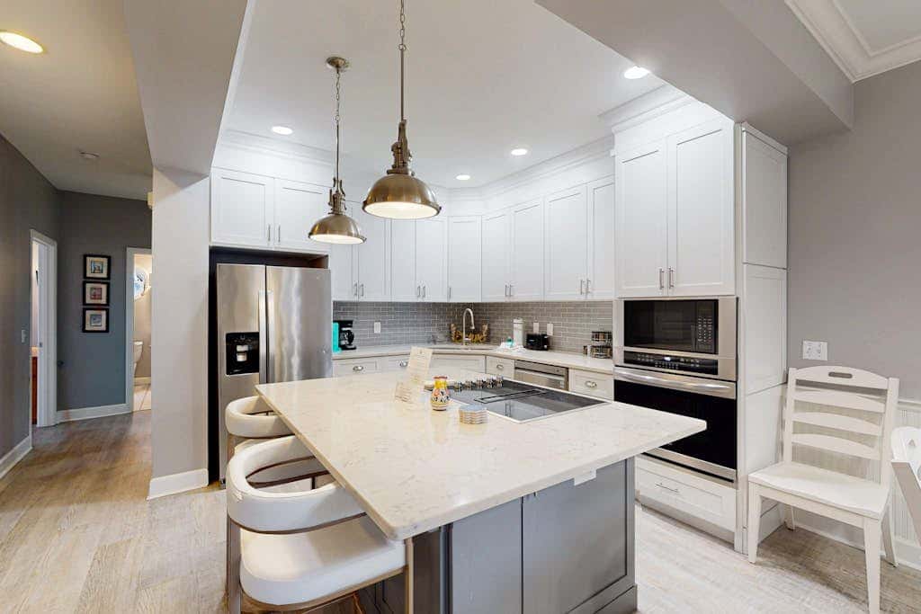 Family Friendly Condo - Across From Islanders Beach Park!