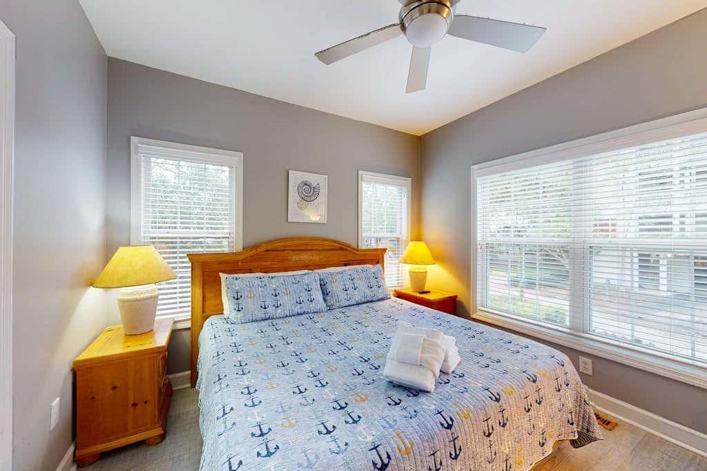 Family Friendly Condo - Across From Islanders Beach Park!