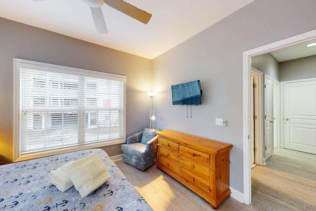 Family Friendly Condo - Across From Islanders Beach Park!