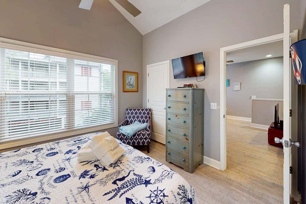 Family Friendly Condo - Across From Islanders Beach Park!