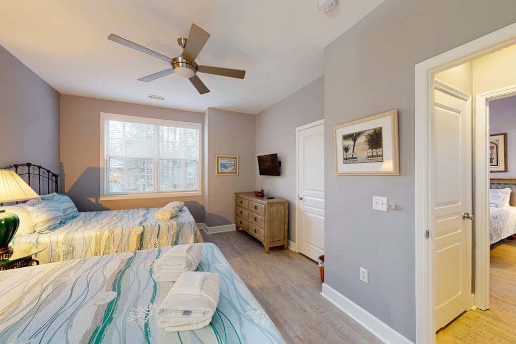 Family Friendly Condo - Across From Islanders Beach Park!