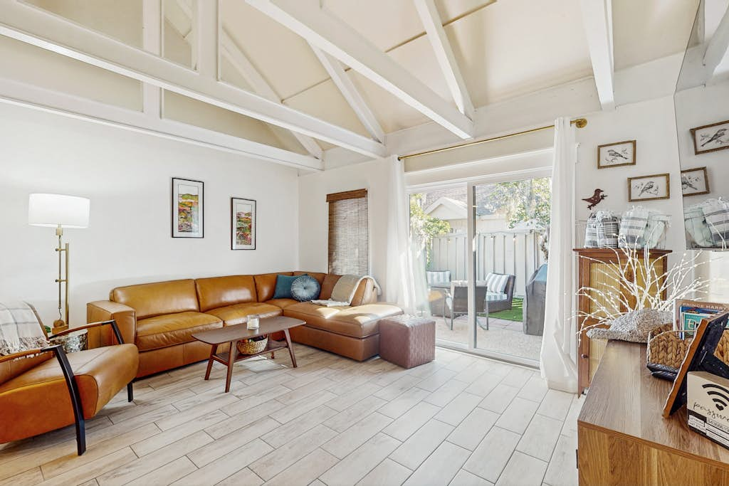Beautiful condo close to tennis/pickleball courts, beach access, golf and pool