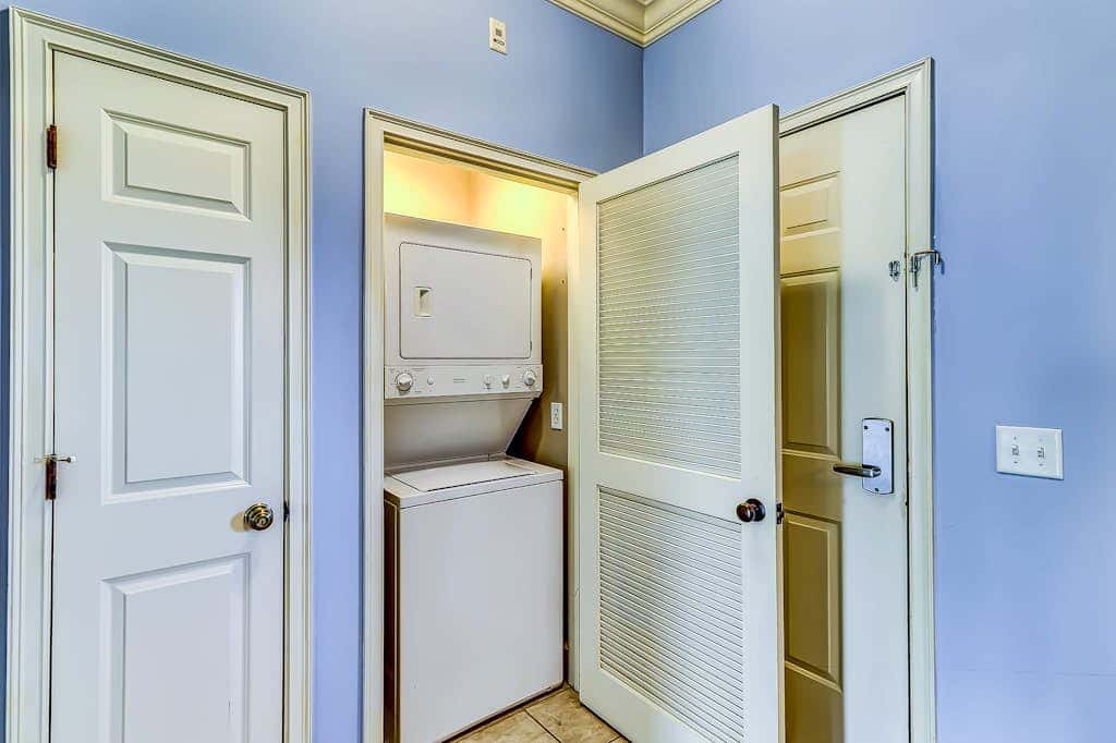 Well-appointed villa with rooftop pool & beach access - 1 block to Coligny Plaza