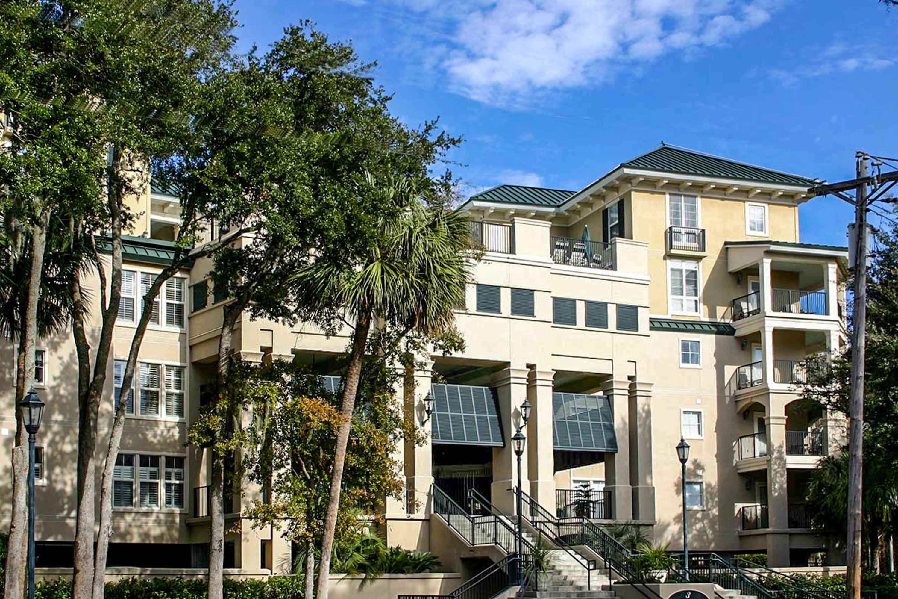 Well-appointed villa with rooftop pool & beach access - 1 block to Coligny Plaza