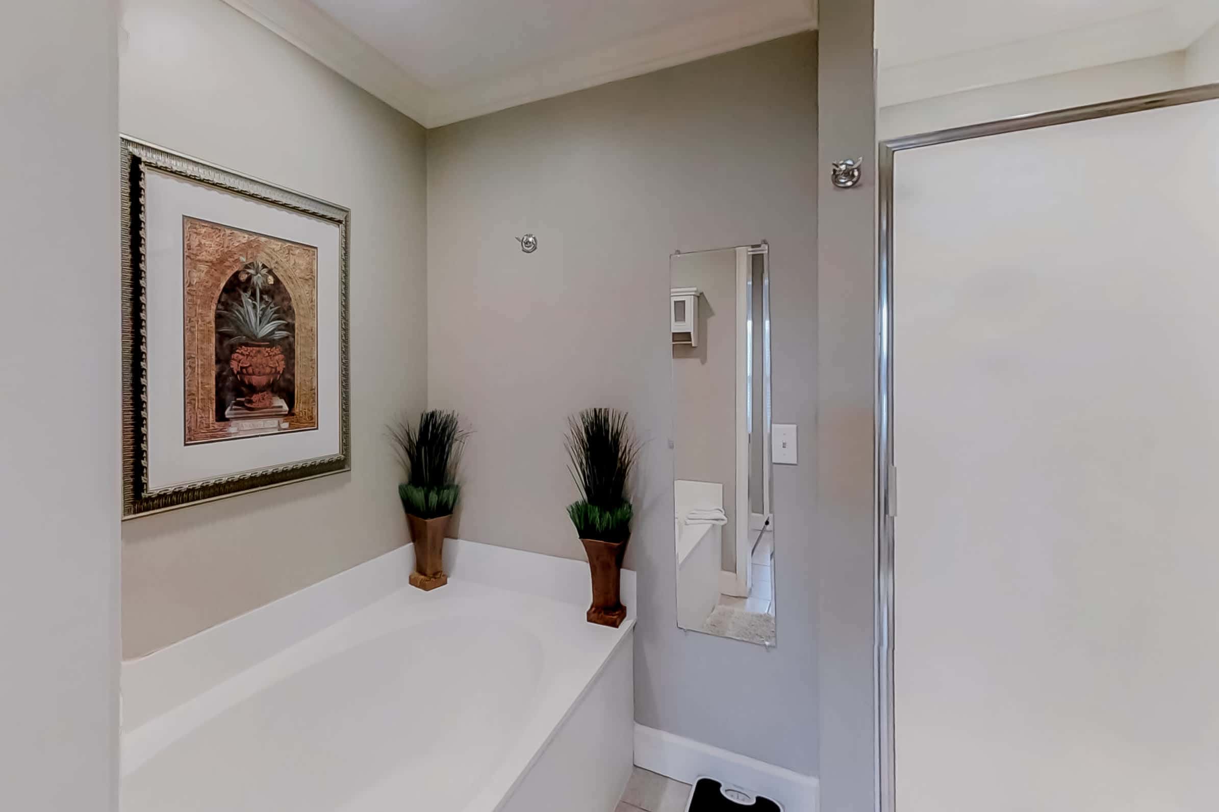 Well-appointed villa with rooftop pool & beach access - 1 block to Coligny Plaza