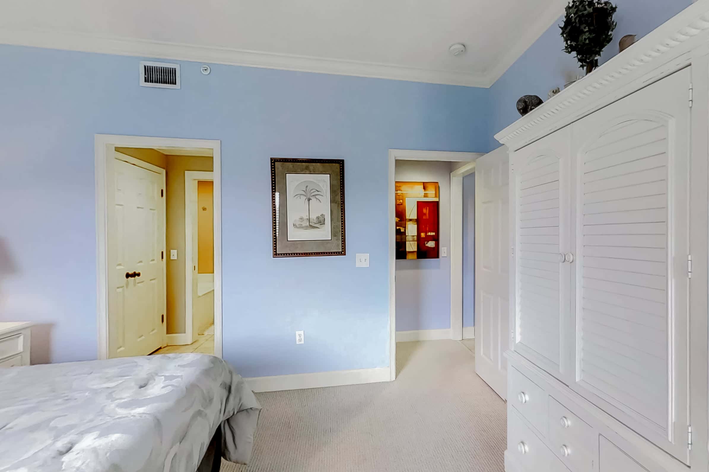 Well-appointed villa with rooftop pool & beach access - 1 block to Coligny Plaza