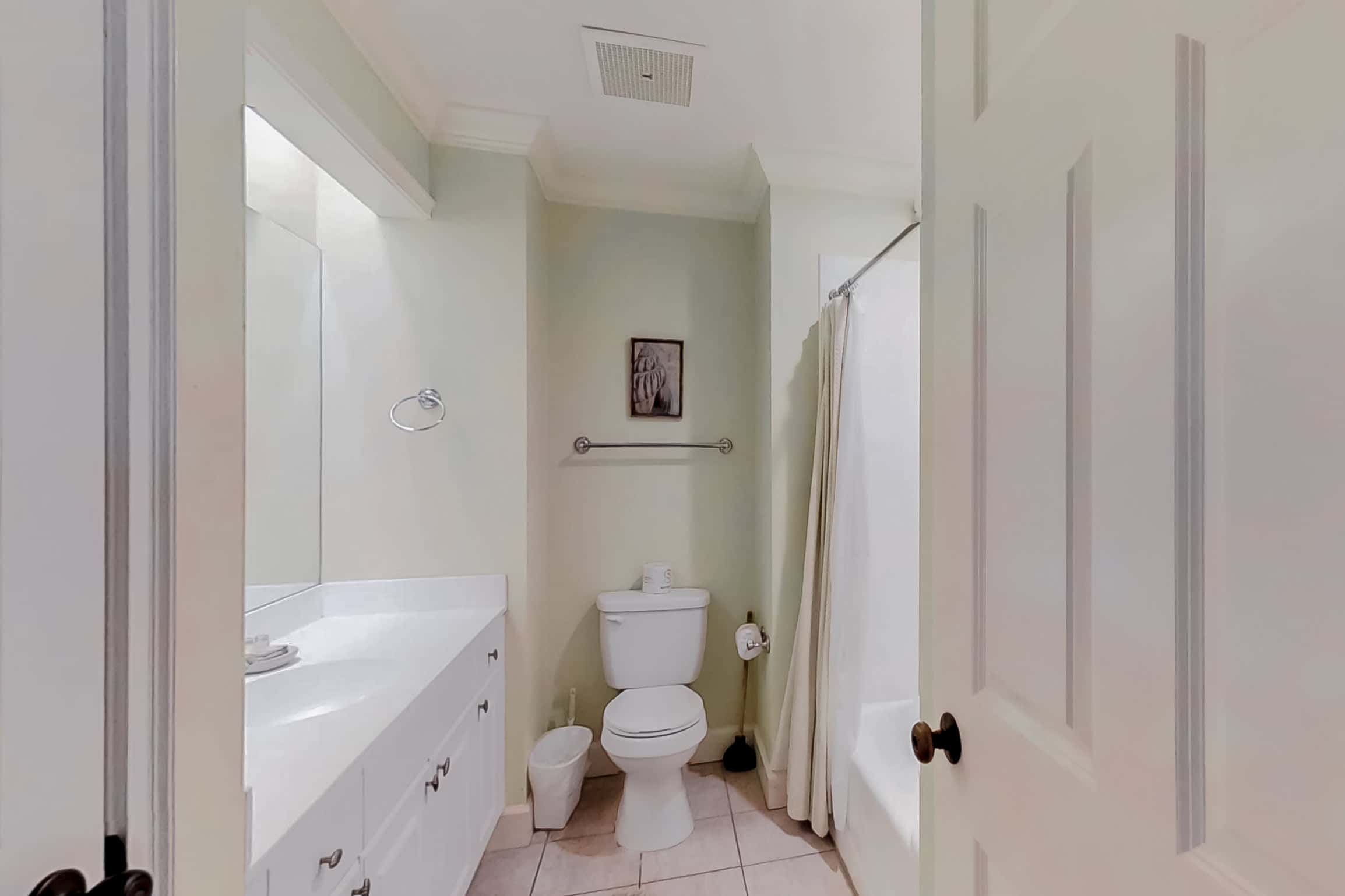 Well-appointed villa with rooftop pool & beach access - 1 block to Coligny Plaza