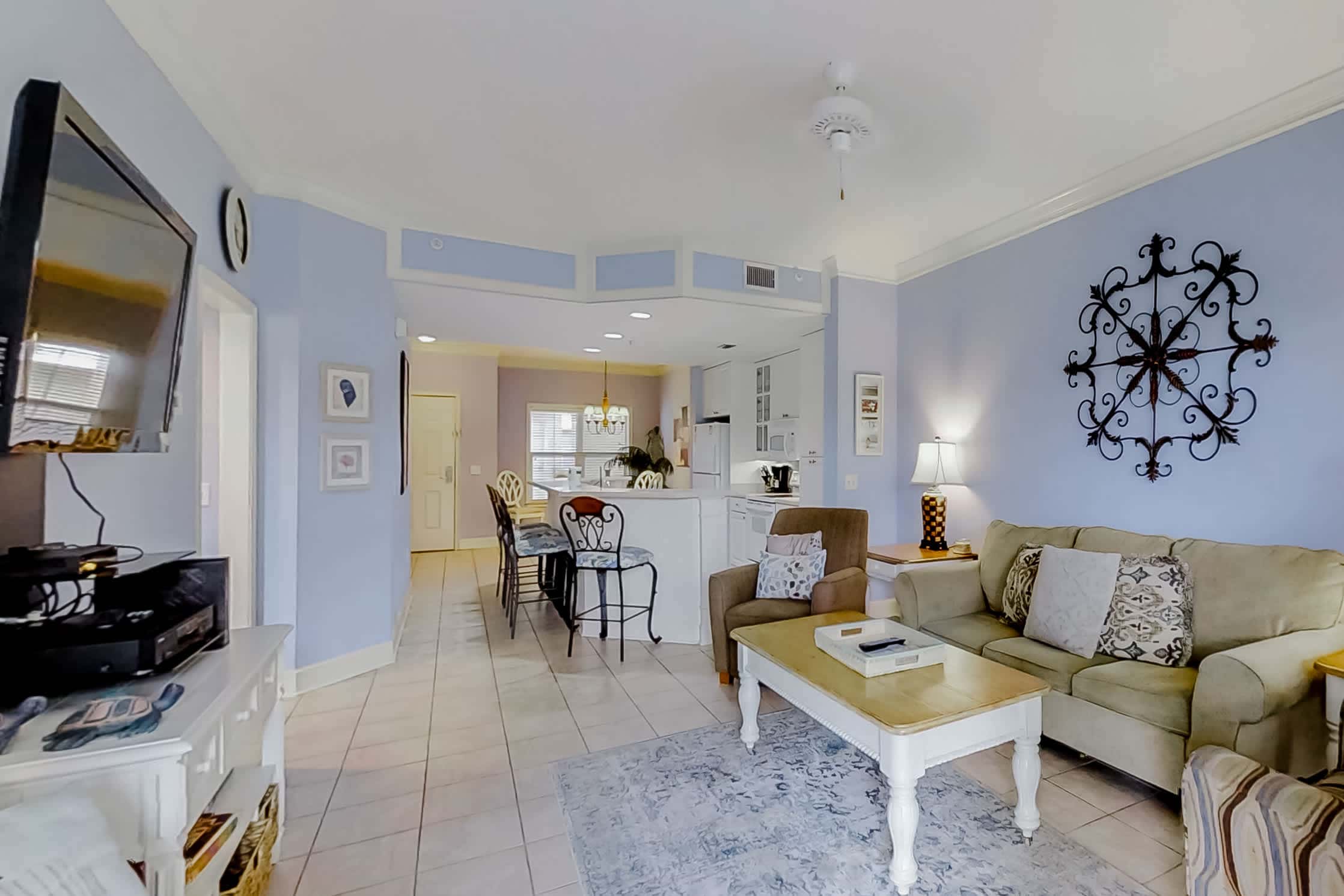 Well-appointed villa with rooftop pool & beach access - 1 block to Coligny Plaza