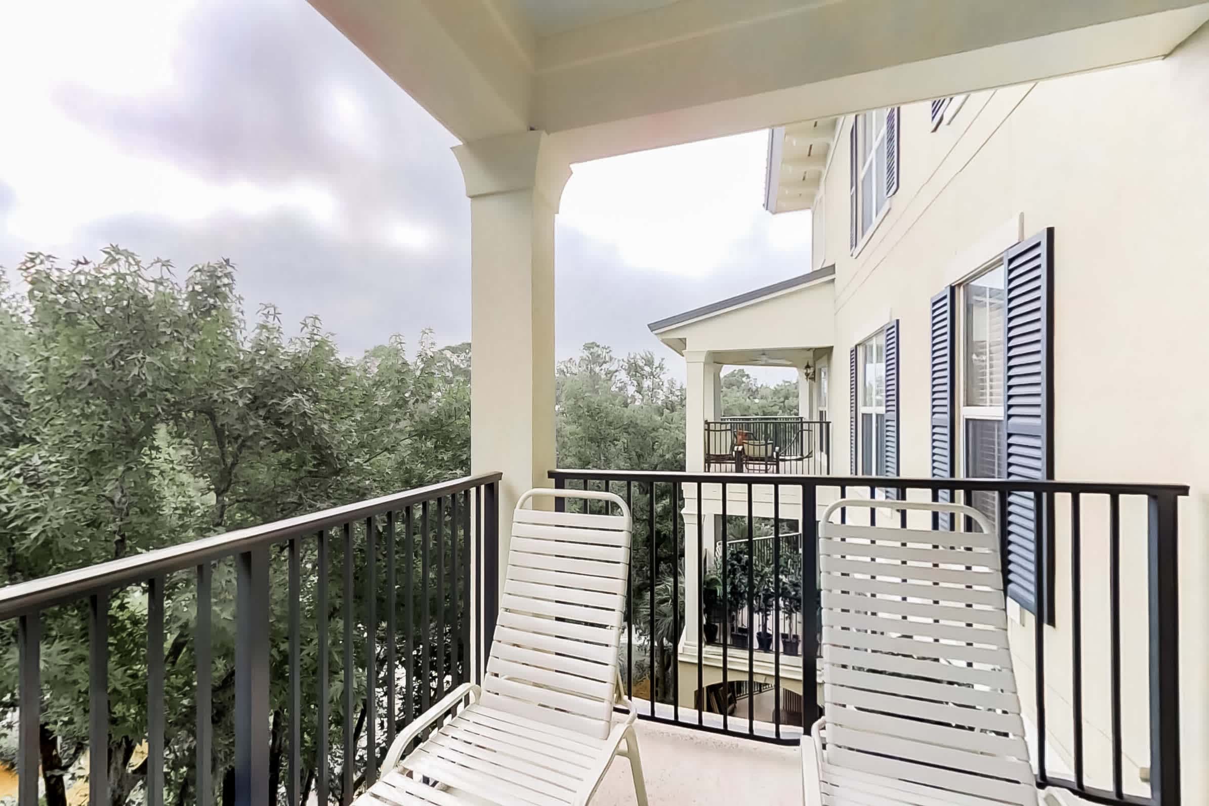 Well-appointed villa with rooftop pool & beach access - 1 block to Coligny Plaza