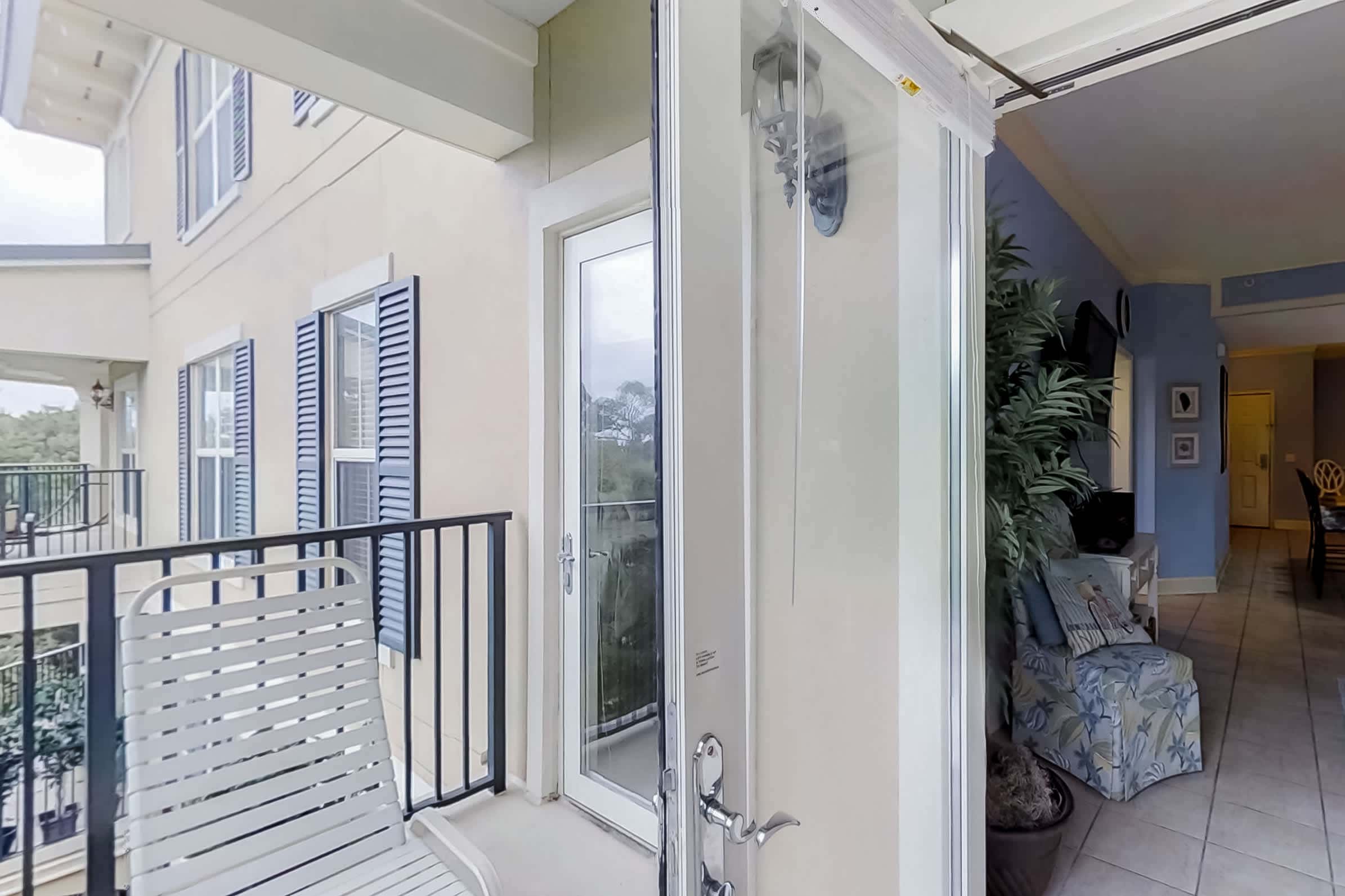 Well-appointed villa with rooftop pool & beach access - 1 block to Coligny Plaza