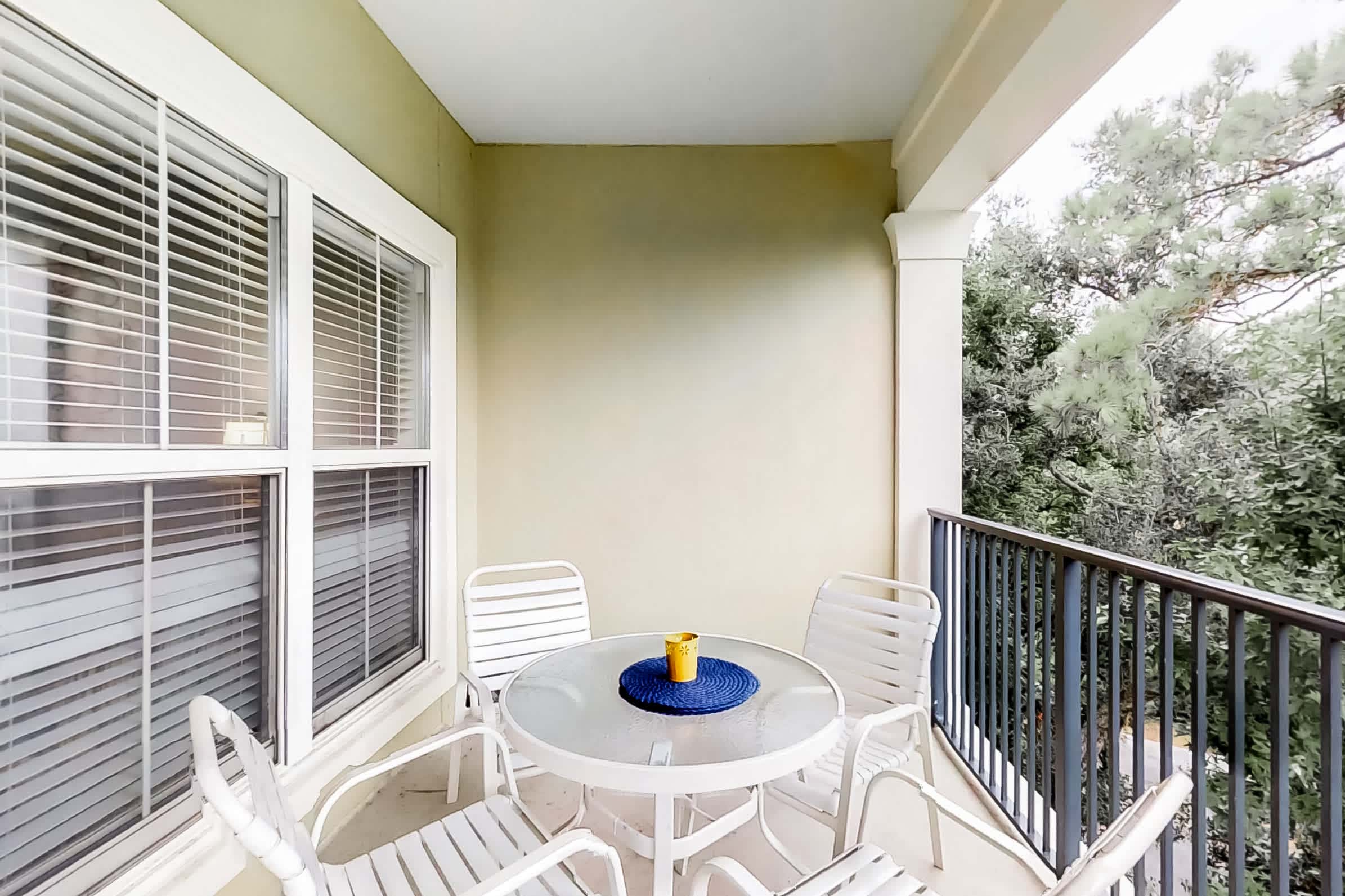 Well-appointed villa with rooftop pool & beach access - 1 block to Coligny Plaza