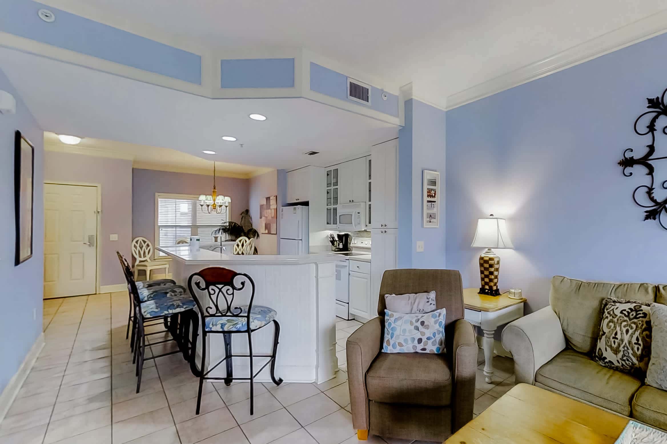 Well-appointed villa with rooftop pool & beach access - 1 block to Coligny Plaza