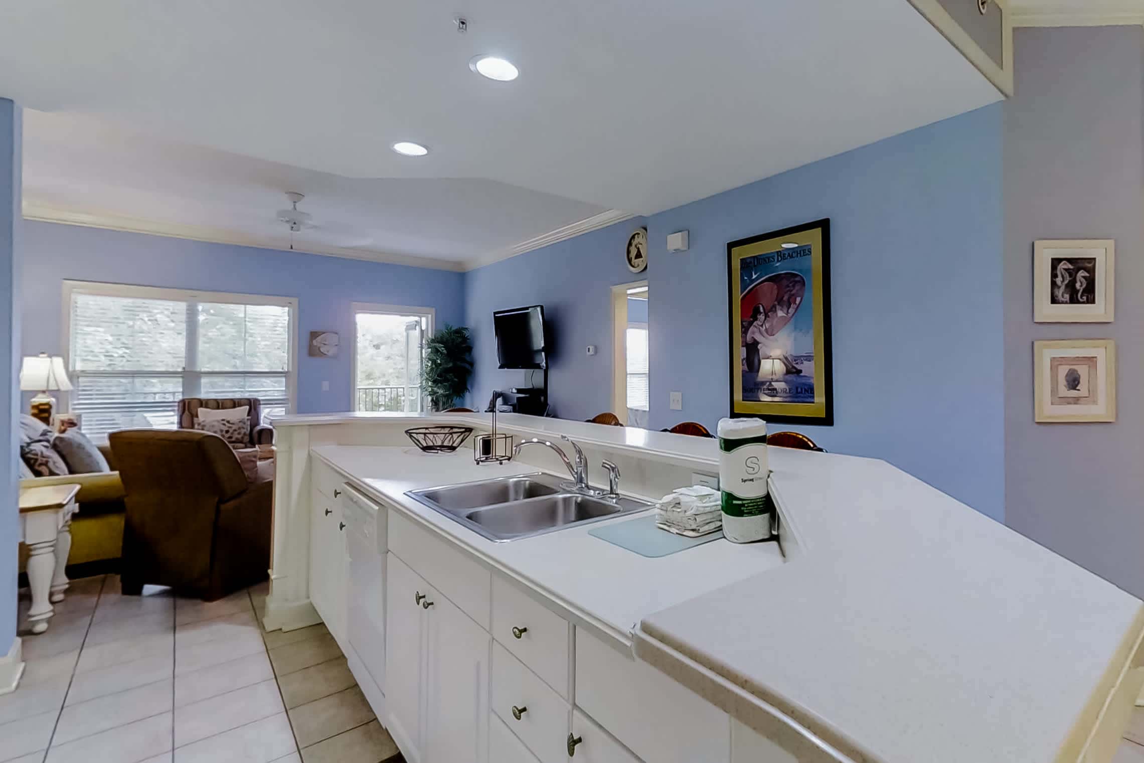 Well-appointed villa with rooftop pool & beach access - 1 block to Coligny Plaza
