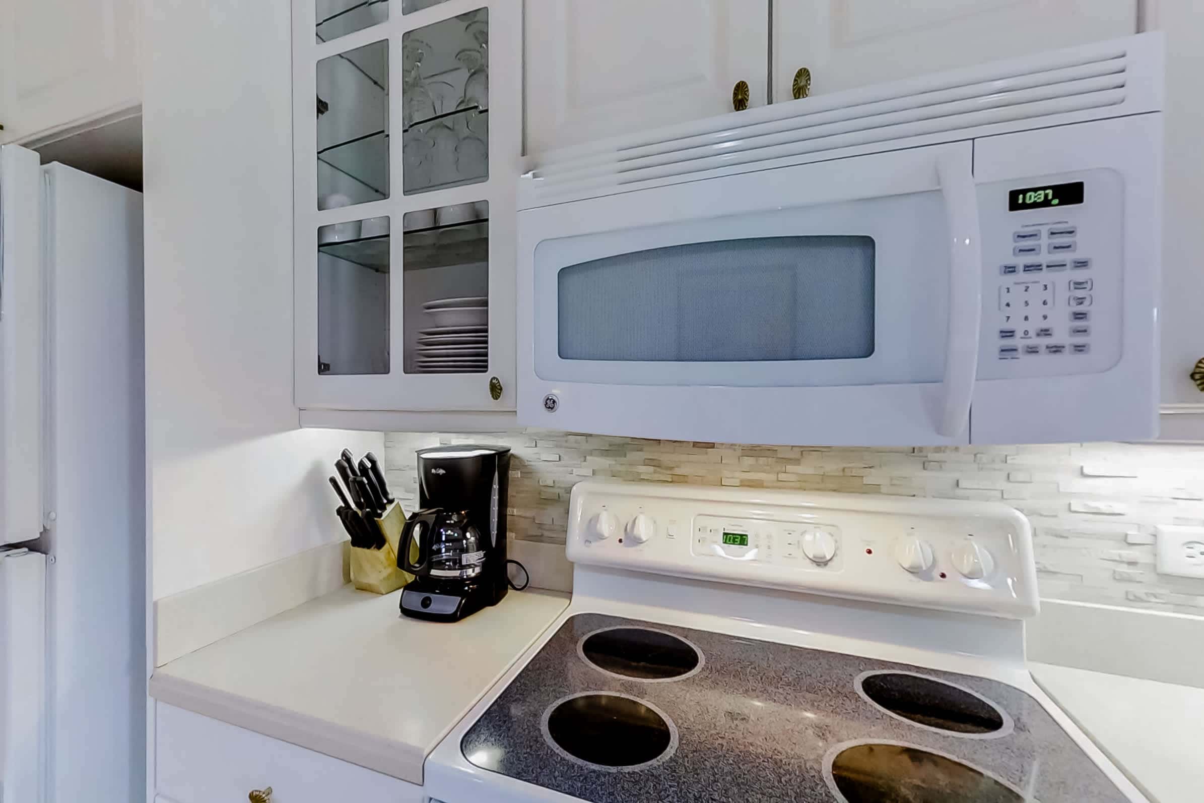 Well-appointed villa with rooftop pool & beach access - 1 block to Coligny Plaza