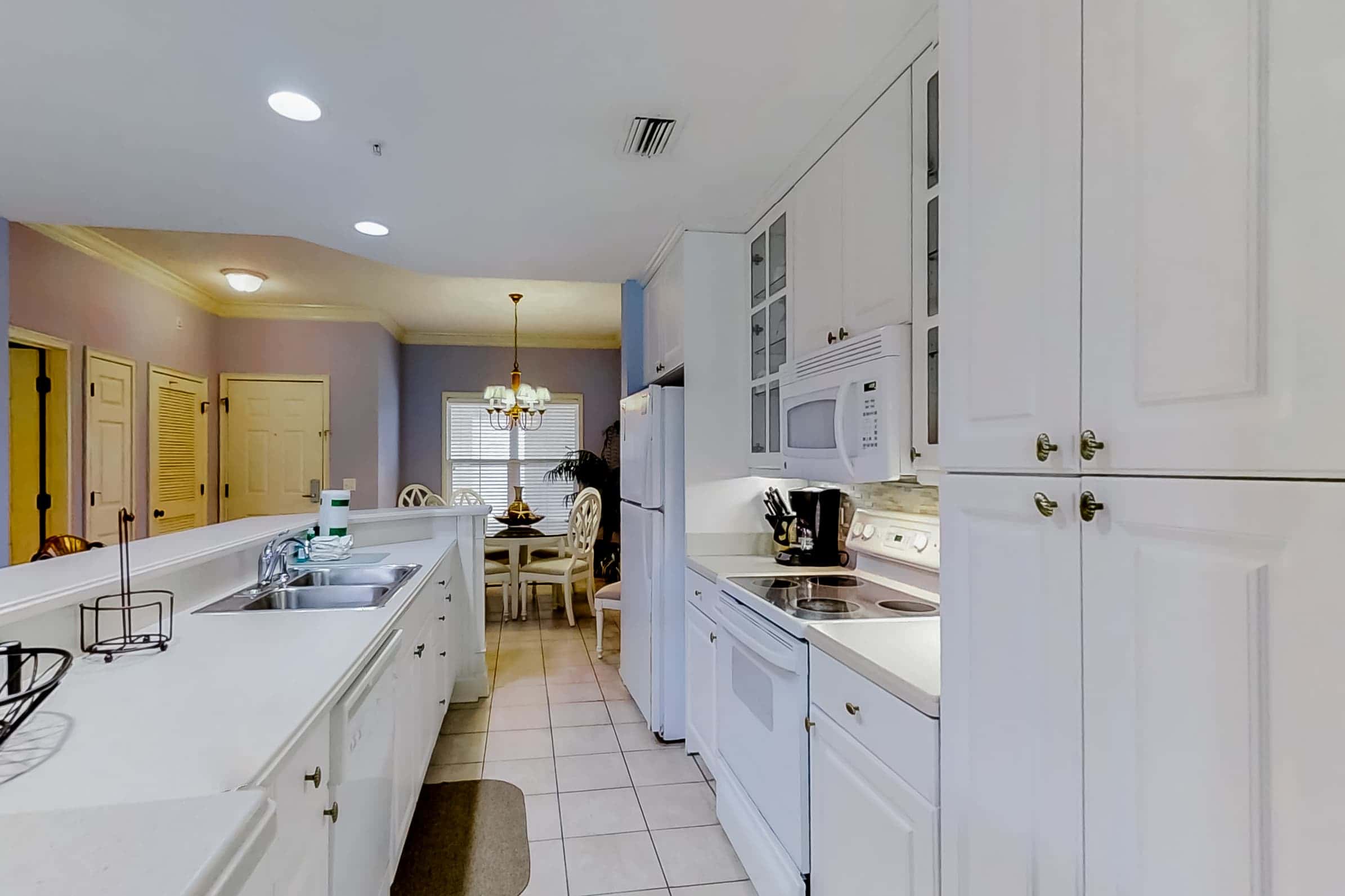 Well-appointed villa with rooftop pool & beach access - 1 block to Coligny Plaza