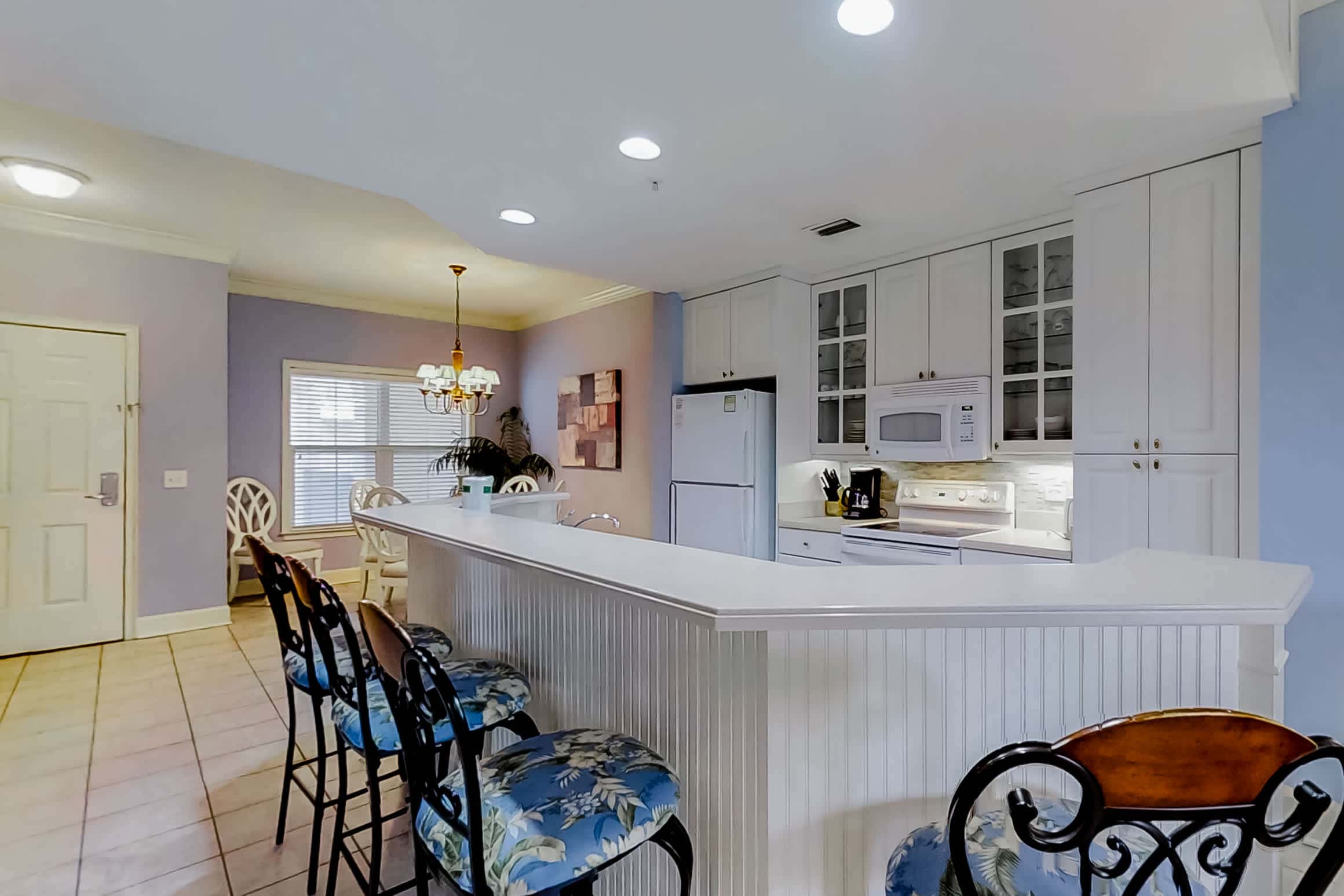 Well-appointed villa with rooftop pool & beach access - 1 block to Coligny Plaza