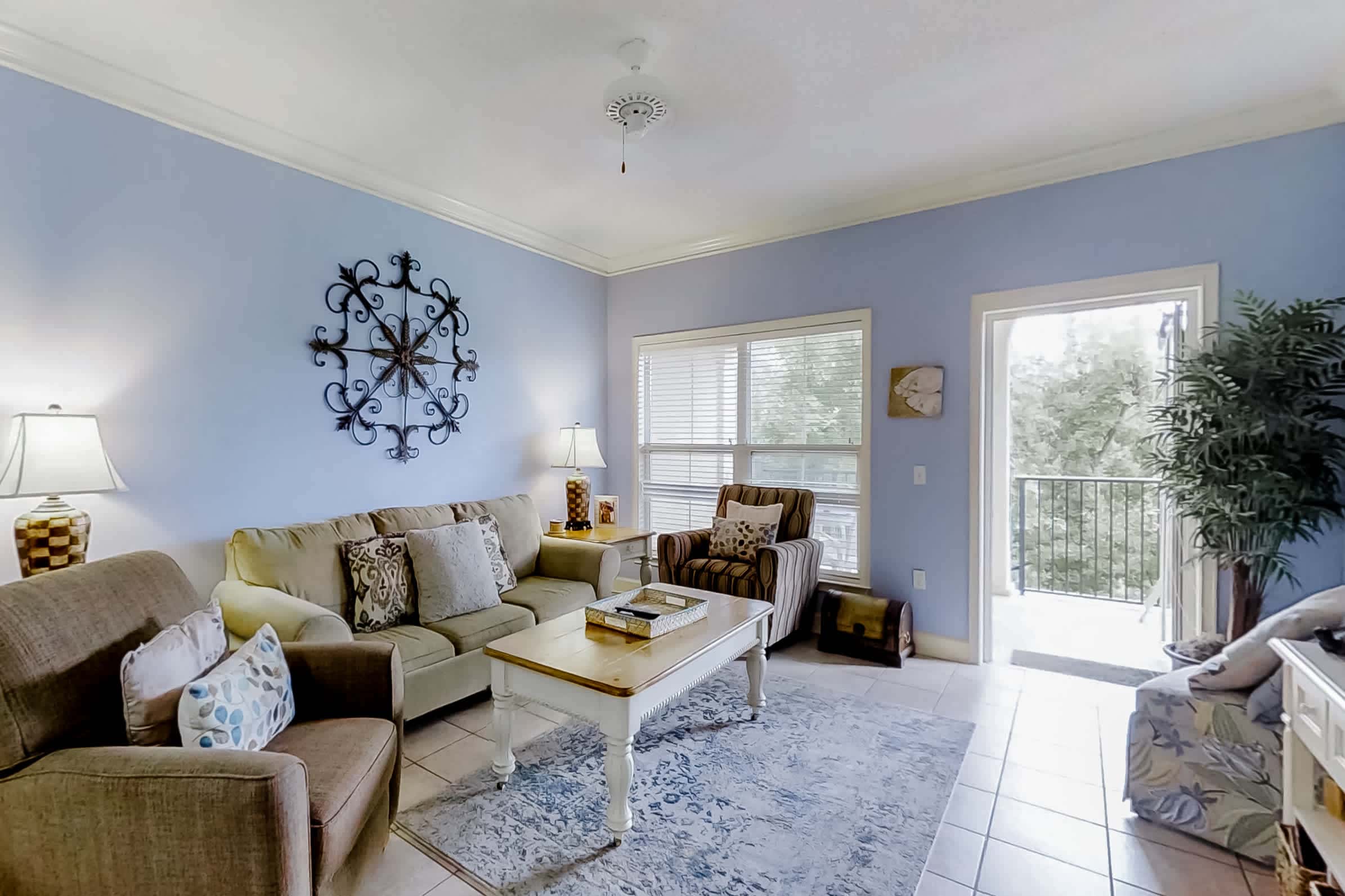 Well-appointed villa with rooftop pool & beach access - 1 block to Coligny Plaza