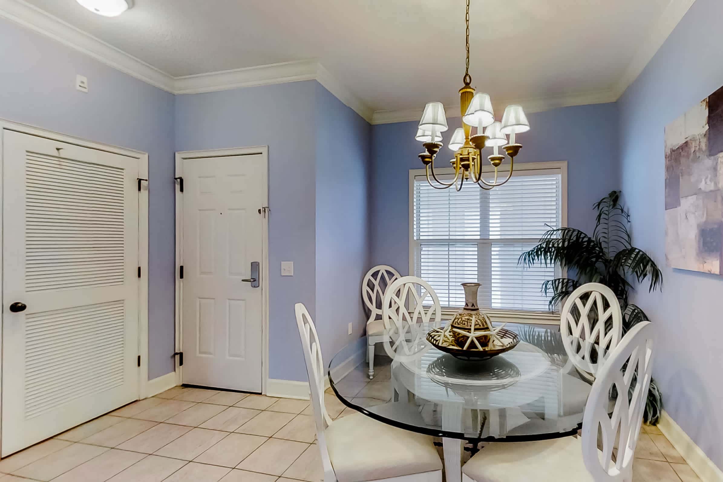 Well-appointed villa with rooftop pool & beach access - 1 block to Coligny Plaza