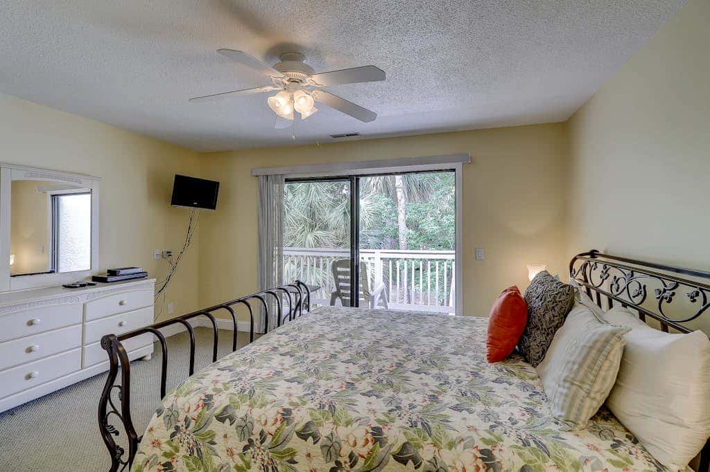 Beautifully remodeled villa with WiFi, inviting porch & balconies walk to beach
