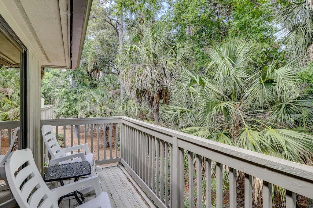 Beautifully remodeled villa with WiFi, inviting porch & balconies walk to beach