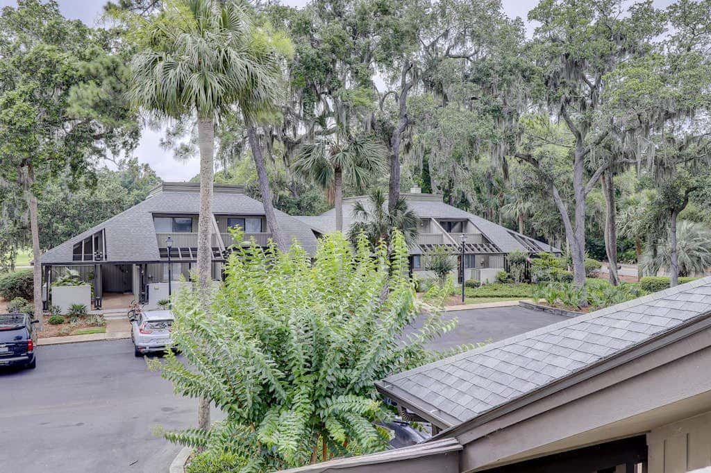 Beautifully remodeled villa with WiFi, inviting porch & balconies walk to beach