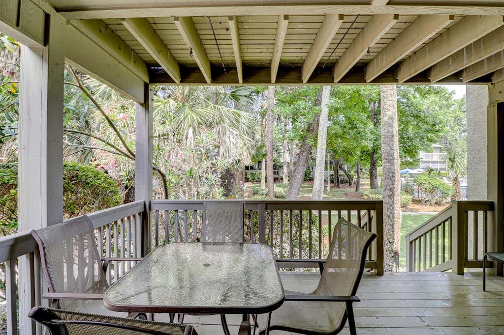 Beautifully remodeled villa with WiFi, inviting porch & balconies walk to beach