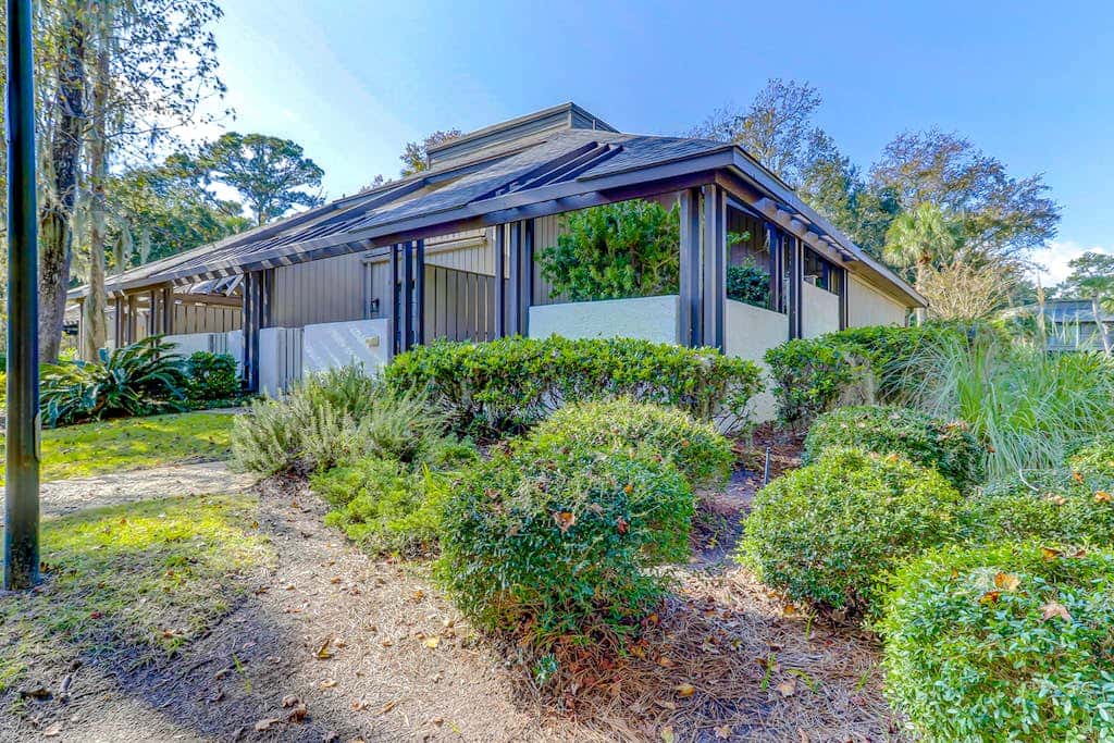 Beautifully remodeled villa with WiFi, inviting porch & balconies walk to beach