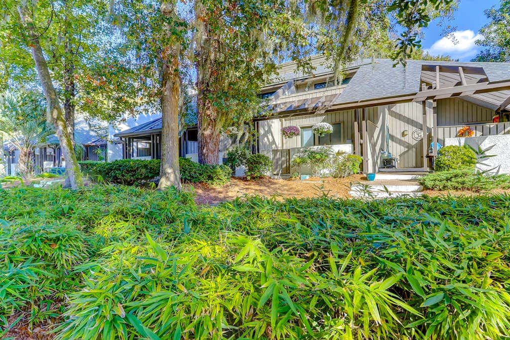 Beautifully remodeled villa with WiFi, inviting porch & balconies walk to beach
