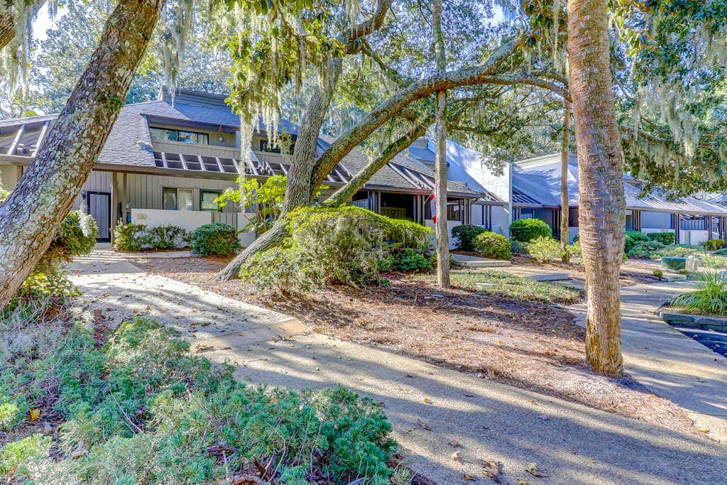 Beautifully remodeled villa with WiFi, inviting porch & balconies walk to beach