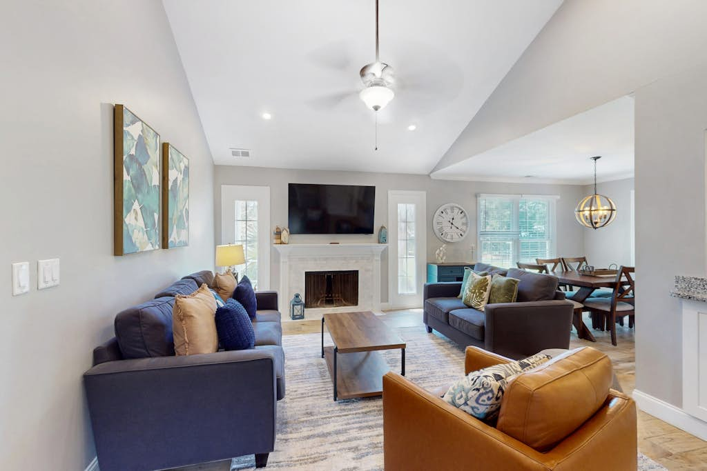 Stunningly remodeled villa with shared pool and golf on-site
