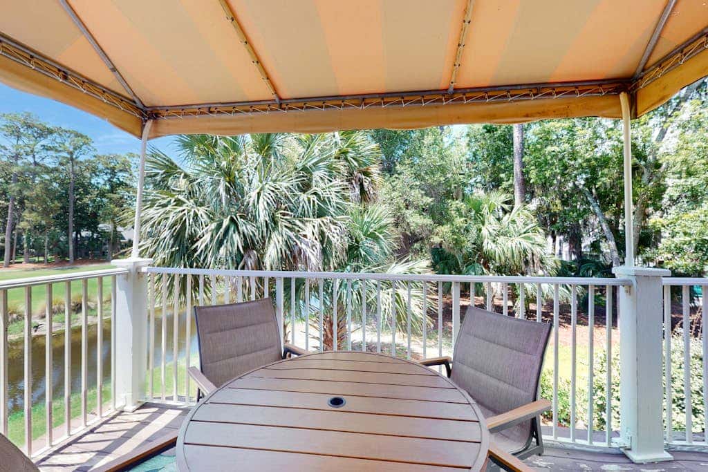 Stunningly remodeled villa with shared pool and golf on-site