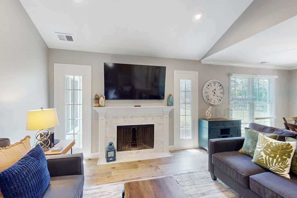 Stunningly remodeled villa with shared pool and golf on-site